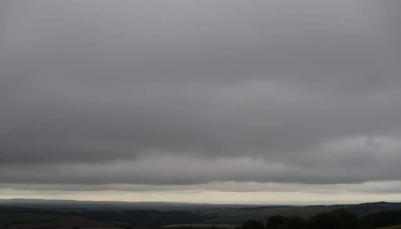 découvrez les prévisions météo de ce samedi : le retour des orages marque la fin de la chaleur estivale, apportant fraîcheur et instabilité à travers le pays.