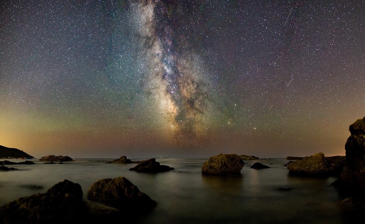 découvrez l'art fascinant de l'astrophotographie, où la beauté des cieux étoilés rencontre la technologie moderne. apprenez des techniques pour capturer des images éblouissantes des galaxies, nébuleuses et autres merveilles célestes. laissez-vous inspirer par des conseils d'experts et explorez les équipements nécessaires pour immortaliser les mystères de l'univers.